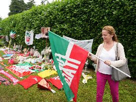 Tribute To Berlusconi In Front Of His House - Arcore