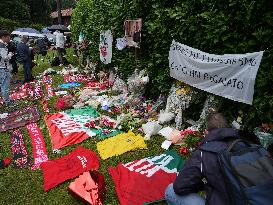 Tribute To Berlusconi In Front Of His House - Arcore