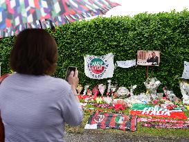 Tribute To Berlusconi In Front Of His House - Arcore