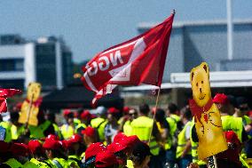 Lidl Ice Cream Factory Workers Go On Strike In Aachen