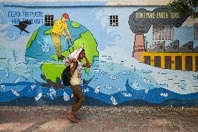 Wall Graffiti To Raise Awareness Against Pollution In Kolkata.