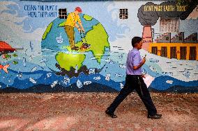 Wall Graffiti To Raise Awareness Against Pollution In Kolkata.