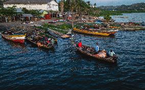 TANZANIA-MWANZA-LAKE VICTORIA-FISHERMAN