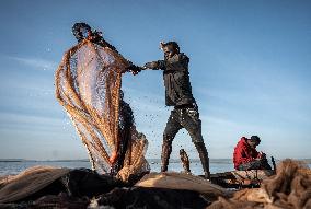 TANZANIA-MWANZA-LAKE VICTORIA-FISHERMAN