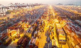 Shanghai Port Container Throughput Ranks First in The World