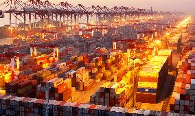 Shanghai Port Container Throughput Ranks First in The World