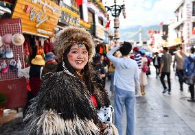 Xinhua Headlines: With unique culture and scenery, Tibet looks to become top tourist destination