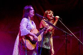 Carmen Consoli Feat. Marina Rei  On Stage At The Sherwood Festival