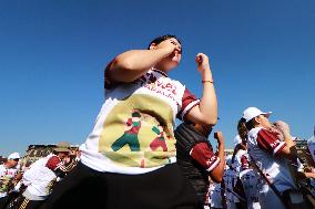 Persons Join During The Mexico's Massive Boxing Class