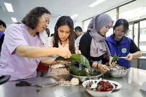 Foreign Students Experience Chinese Dragon Boat Festival Culture