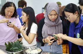 Foreign Students Experience Chinese Dragon Boat Festival Culture