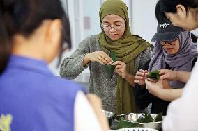 Foreign Students Experience Chinese Dragon Boat Festival Culture