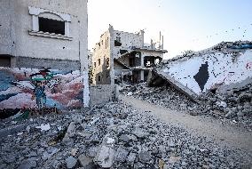 Gaza Graffiti Painted On The Remains Of Houses Destroyed At War.