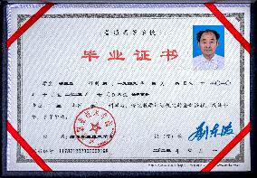 74 Years Old Farmer Graduated From University In Anyang