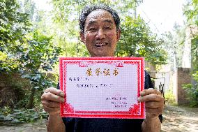 74 Years Old Farmer Graduated From University In Anyang