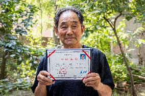 74 Years Old Farmer Graduated From University In Anyang