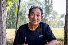 74 Years Old Farmer Graduated From University In Anyang