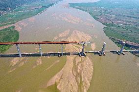 The Linyi Yellow River Bridge under construction in Yuncheng