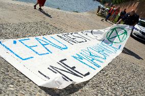 XR Toulouse Put A Giant Banner To Denounce Pollutions In Ground Waters