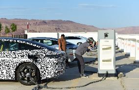 Vehicles Undergo High Temperature Test in Turpan