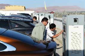 Vehicles Undergo High Temperature Test in Turpan
