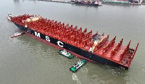 The World's Largest Container Ship Towing Operation on The Yangtze River