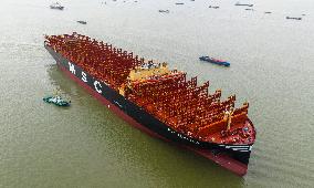 The World's Largest Container Ship Towing Operation on The Yangtze River