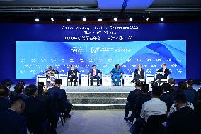 (Summer Davos) Xinhua Headlines: In rewiring global growth, China takes its role