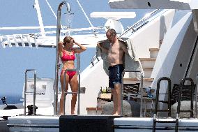 Jerry Seinfeld On Vacation With His Family - St Tropez