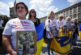 Relatives of killed Ukrainian soldiers demand early construction of national cemetery