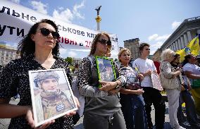 Relatives of killed Ukrainian soldiers demand early construction of national cemetery