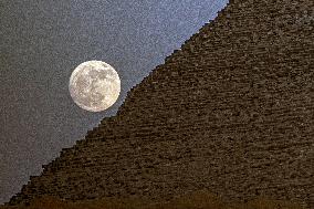 EGYPT-GIZA-PYRAMID-SUPERMOON