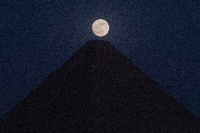 EGYPT-GIZA-PYRAMID-SUPERMOON