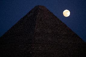 EGYPT-GIZA-PYRAMID-SUPERMOON