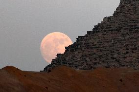 EGYPT-GIZA-PYRAMID-SUPERMOON