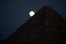 EGYPT-GIZA-PYRAMID-SUPERMOON