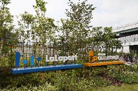Signage and logo for Lalaport x Mitsui Outlet Park