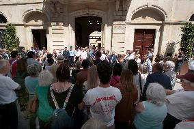 Town Hall Gathering In Support Of Attacked Mayor - Nimes