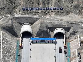 Expressway Construction in Xinjiang