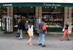 Vivendi Wants To Buy L'Ecume Des Pages - Paris