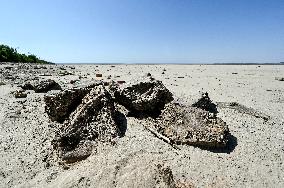 Kakhovka Reservoir near Zaporizhzhia has turned into desert