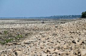 Kakhovka Reservoir near Zaporizhzhia has turned into desert