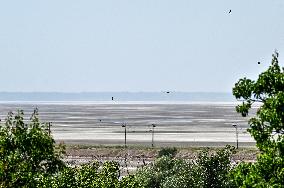 Kakhovka Reservoir near Zaporizhzhia has turned into desert