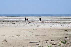 Kakhovka Reservoir near Zaporizhzhia has turned into desert