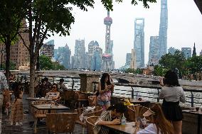 Daily Life In Shanghai Along The Suzhou Creek