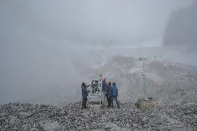 CHINA-YUNNAN-LIJIANG-YULONG SNOW MOUNTAIN-GLACIER-RESEARCHERS (CN)