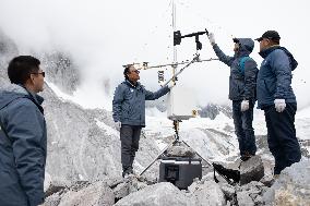 CHINA-YUNNAN-LIJIANG-YULONG SNOW MOUNTAIN-GLACIER-RESEARCHERS (CN)