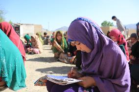 AFGHANISTAN-KABUL-EDUCATION-CHARITY CLASS