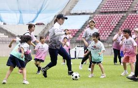 Sawa holds football clinic for children