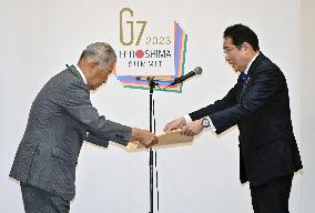 Japan PM thanks G-7 summit volunteers